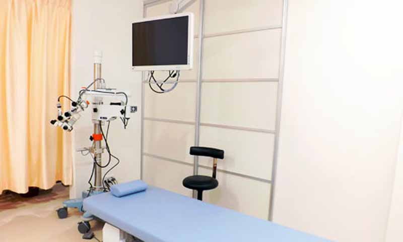 診察室内には、横になって検査治療を受けることができる、ベッドと顕微鏡モニターを設置しております